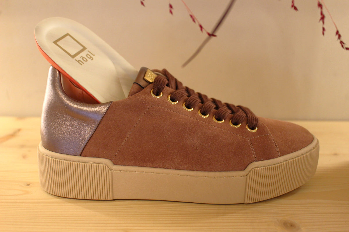 Basket Högl en cuir velours de couleur vieux rose. Cuir métal sur l'arrière. Serrage lacet ton sur ton.