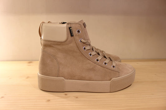 Basket Högl montante en cuir velours de couleur taupe. Cuir lisse sur le bourrelet de confort à l'arrière. Doublée gore-tex