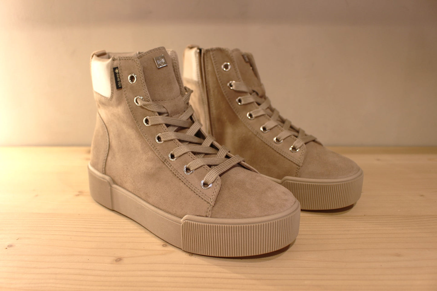Basket Högl montante en cuir velours de couleur taupe. Cuir lisse sur le bourrelet de confort à l'arrière. Doublée gore-tex