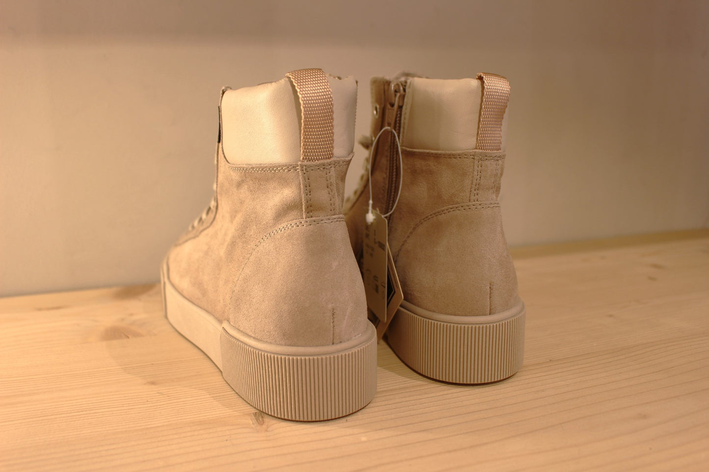 Basket Högl montante en cuir velours de couleur taupe. Cuir lisse sur le bourrelet de confort à l'arrière. Doublée gore-tex