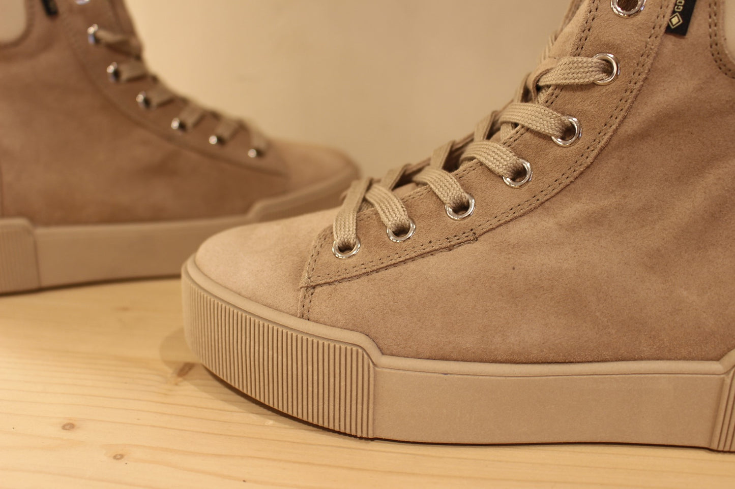 Basket Högl montante en cuir velours de couleur taupe. Cuir lisse sur le bourrelet de confort à l'arrière. Doublée gore-tex