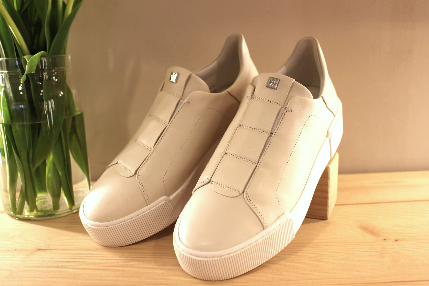 Basket cuir blanc Högl, à enfiler.