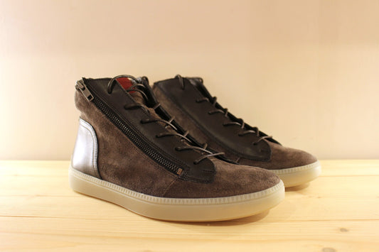 Baskets montantes, en cuir velours de couleur gris anthracite et cuir lisse noir et bordeaux  THINK