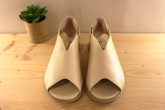 THINK Sandales en cuir de couleur crème. Serrage par scratch. Bourrelet de renfort sur l'arrière