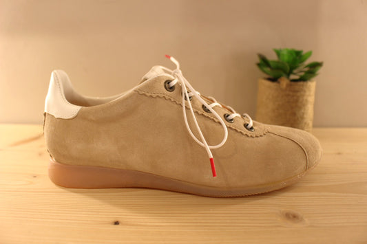 Chaussures en cuir nubuck de couleur beige et cuir lisse blanc. Serrage lacet coton blanc, semelle amovible THINK