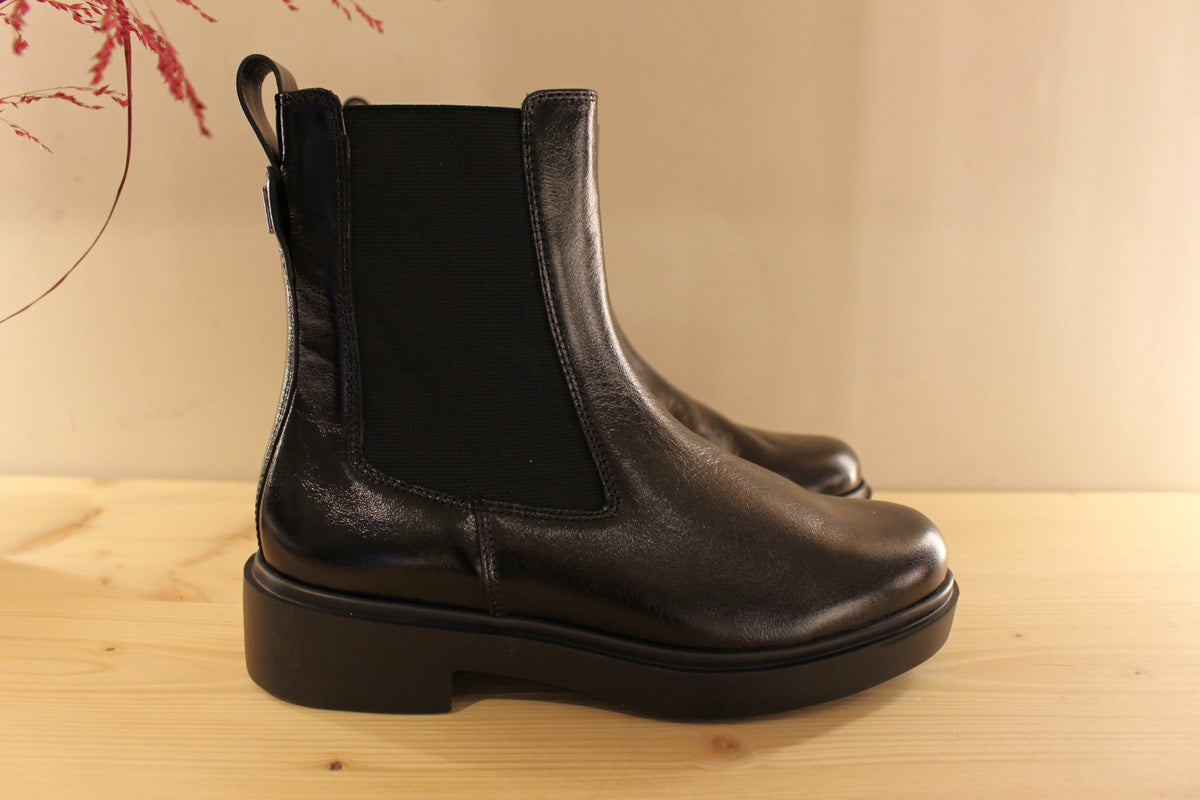 Bottines HÖGL en cuir de couleur noir. Elastique d'aisance sur le côté externe et zip du côté interne. Chaussures doublées cuir et polaire