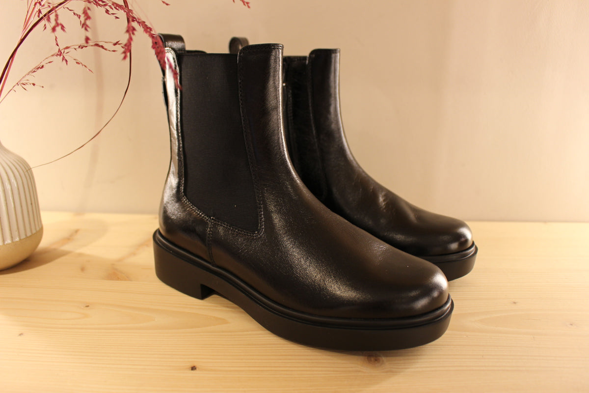 Bottines HÖGL en cuir de couleur noir. Elastique d'aisance sur le côté externe et zip du côté interne. Chaussures doublées cuir et polaire