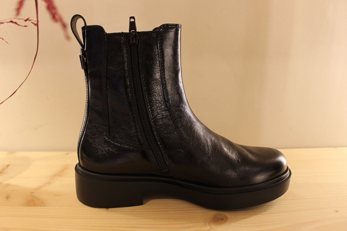 Bottines HÖGL en cuir de couleur noir. Elastique d'aisance sur le côté externe et zip du côté interne. Chaussures doublées cuir et polaire