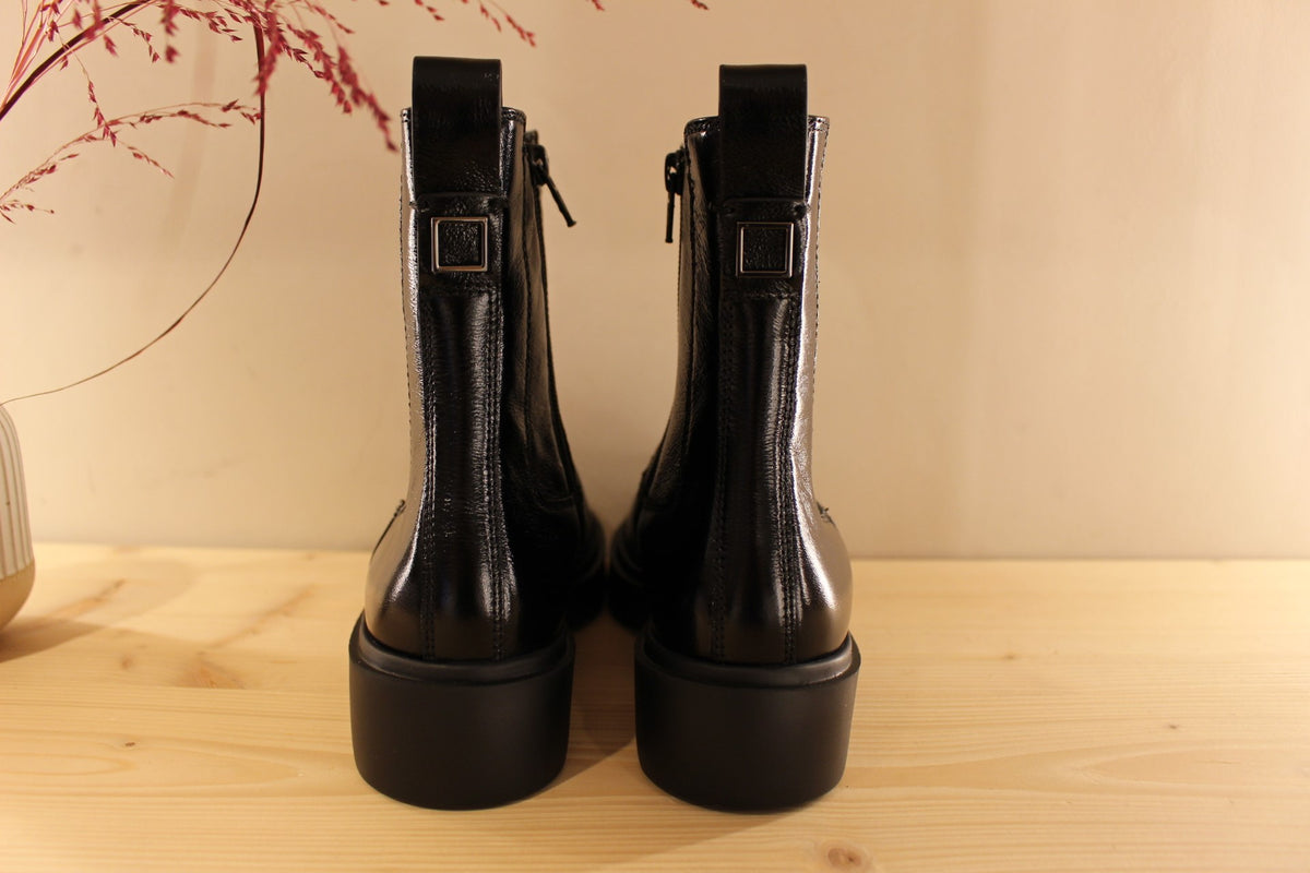 Bottines HÖGL en cuir de couleur noir. Elastique d'aisance sur le côté externe et zip du côté interne. Chaussures doublées cuir et polaire