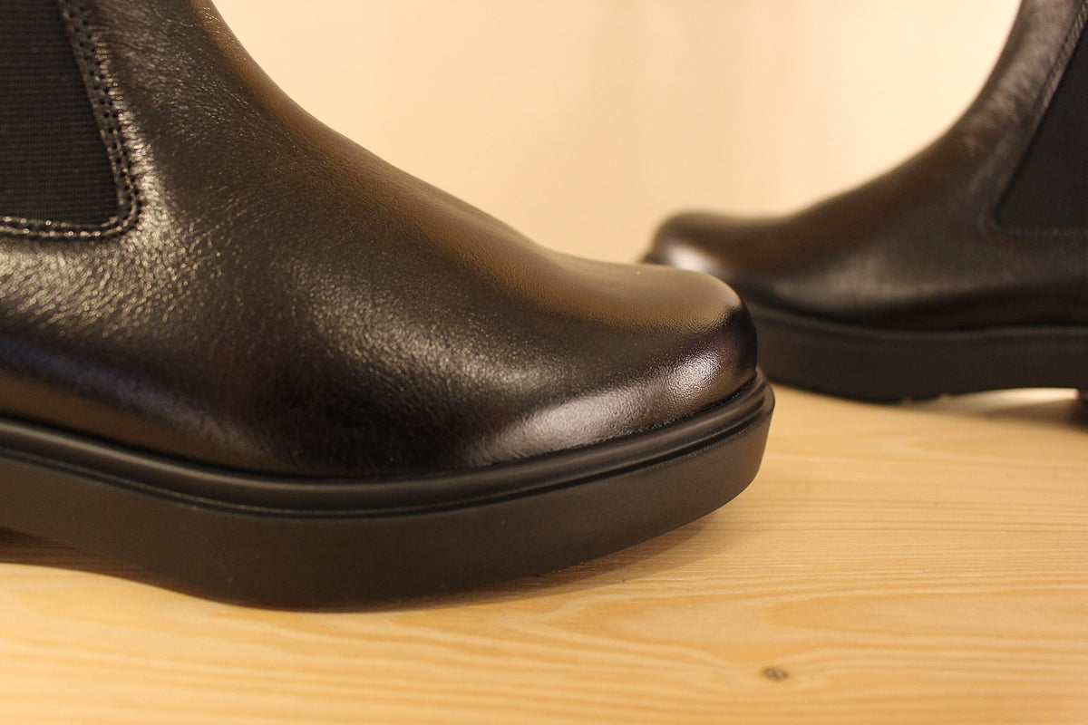 Bottines HÖGL en cuir de couleur noir. Elastique d'aisance sur le côté externe et zip du côté interne. Chaussures doublées cuir et polaire