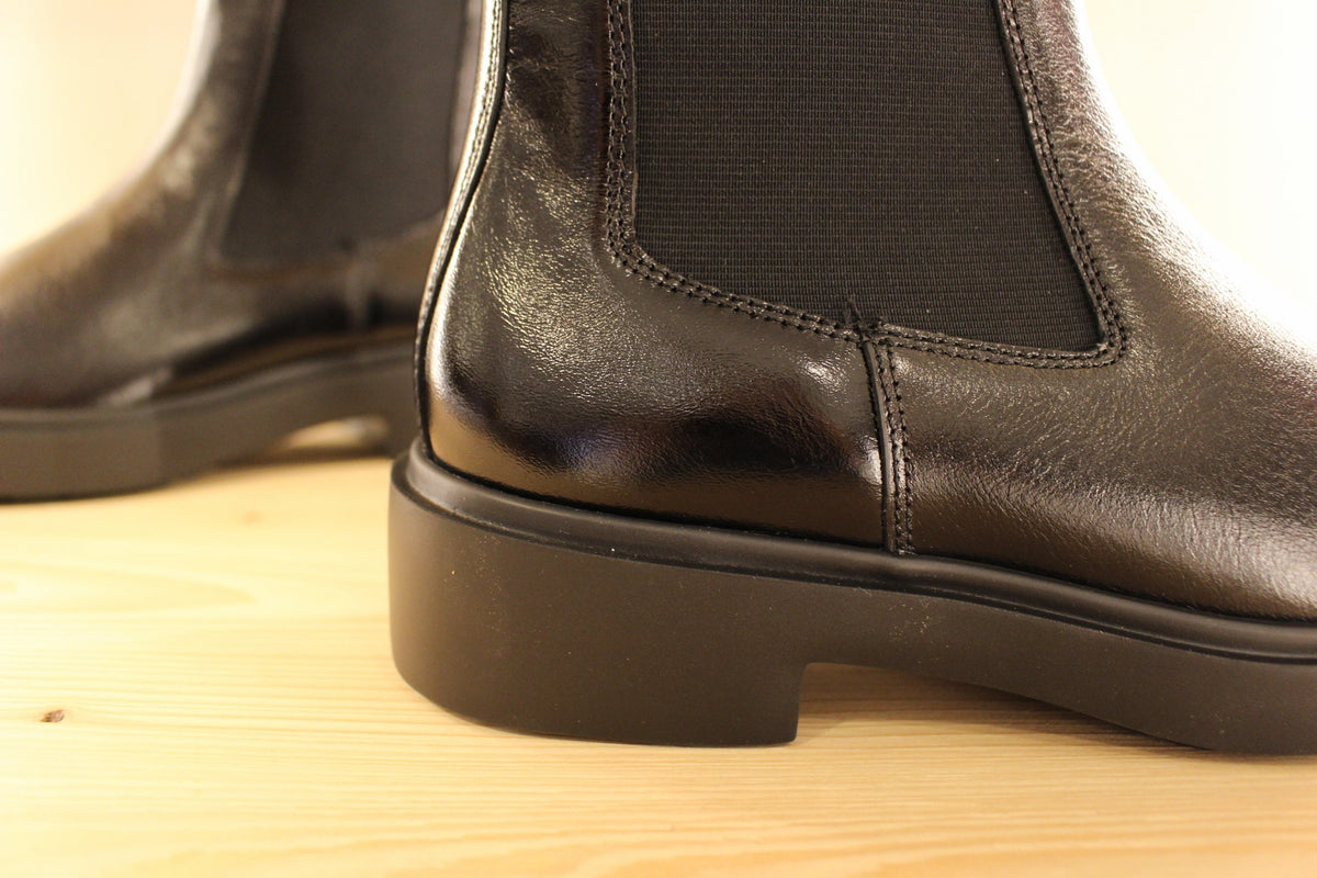 Bottines HÖGL en cuir de couleur noir. Elastique d'aisance sur le côté externe et zip du côté interne. Chaussures doublées cuir et polaire