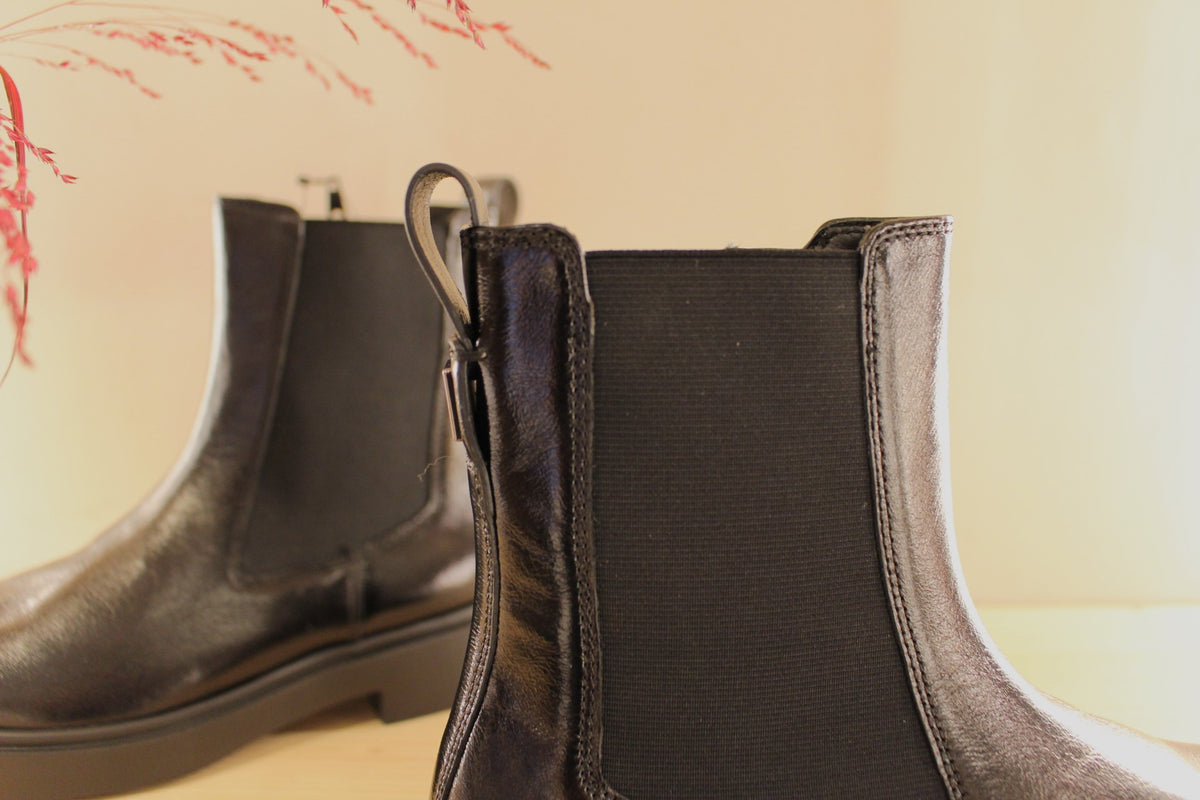 Bottines HÖGL en cuir de couleur noir. Elastique d'aisance sur le côté externe et zip du côté interne. Chaussures doublées cuir et polaire