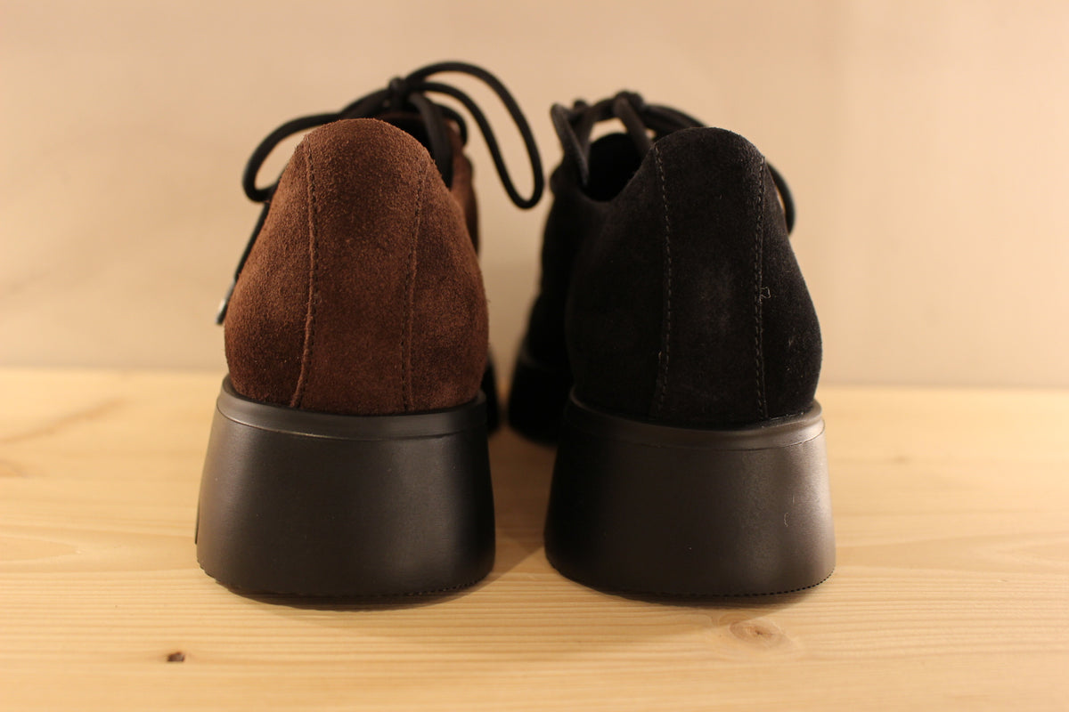 Derby HÖGL en cuir velours de couleur noir ou chocolat. Serrage lacet coton noir. Chaussures doublées cuir