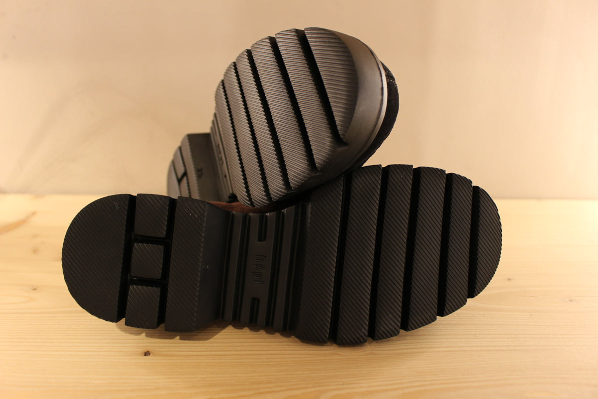 Derby HÖGL en cuir velours de couleur noir ou chocolat. Serrage lacet coton noir. Chaussures doublées cuir