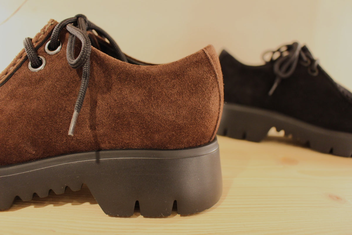 Derby HÖGL en cuir velours de couleur noir ou chocolat. Serrage lacet coton noir. Chaussures doublées cuir