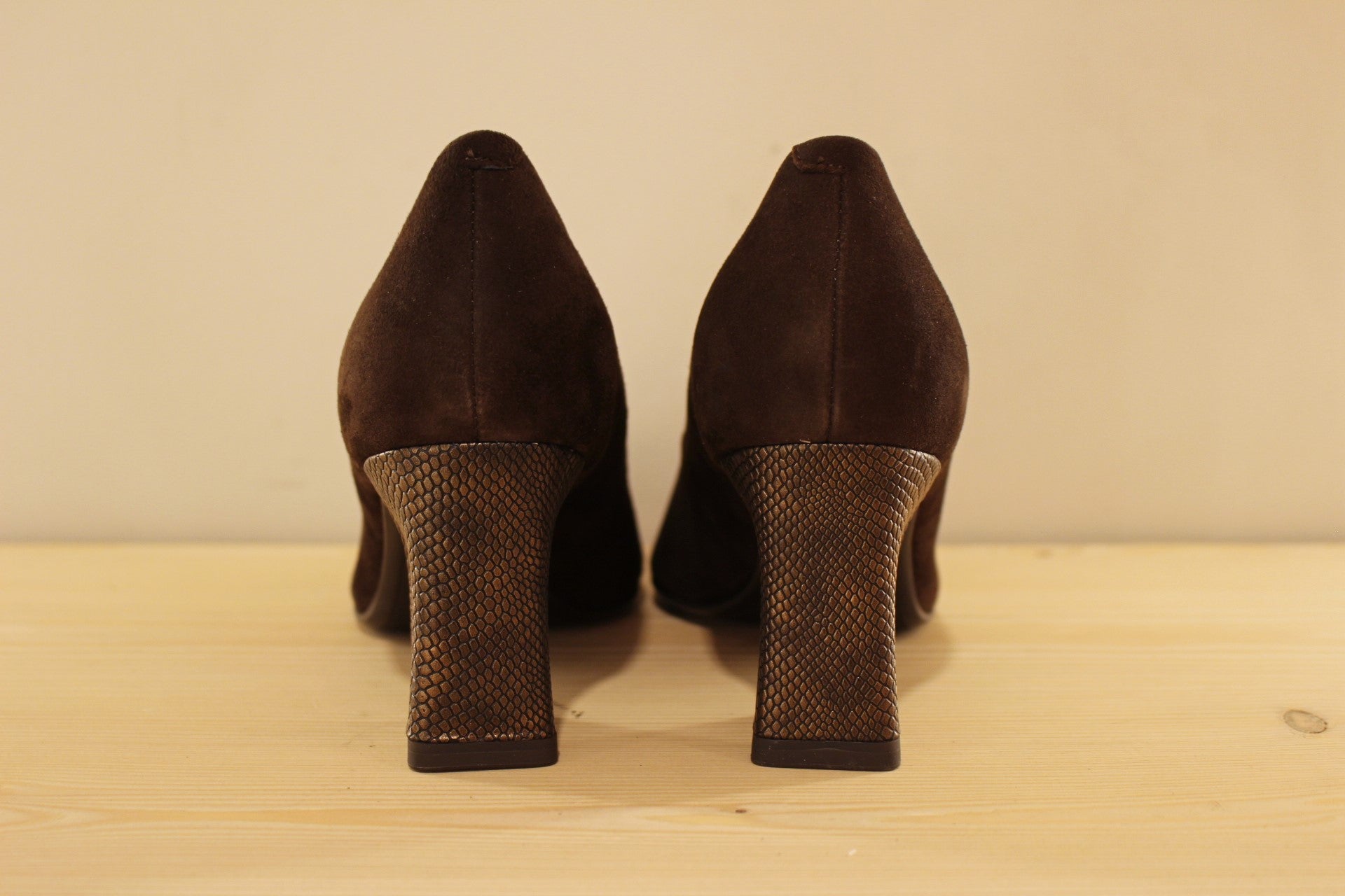 Escarpin cuir velours marron et talopn imprimé serpent métallisé TAMARIS