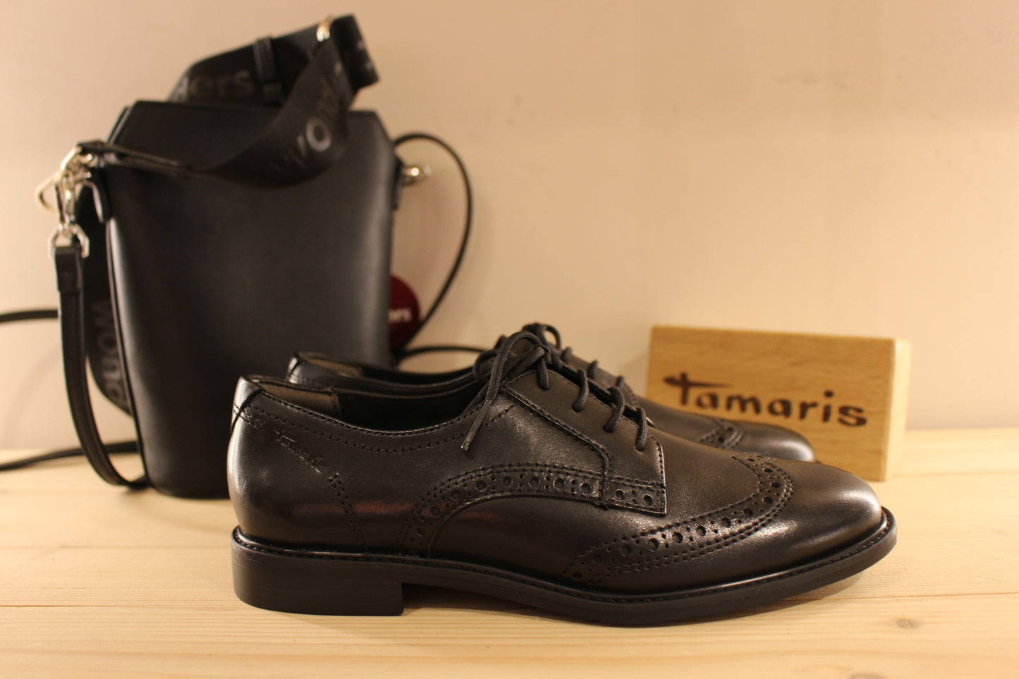 Derby Tamaris en cuir de couleur noir avec des perforations décoratives. Serrage lacets coton ton sur ton.
