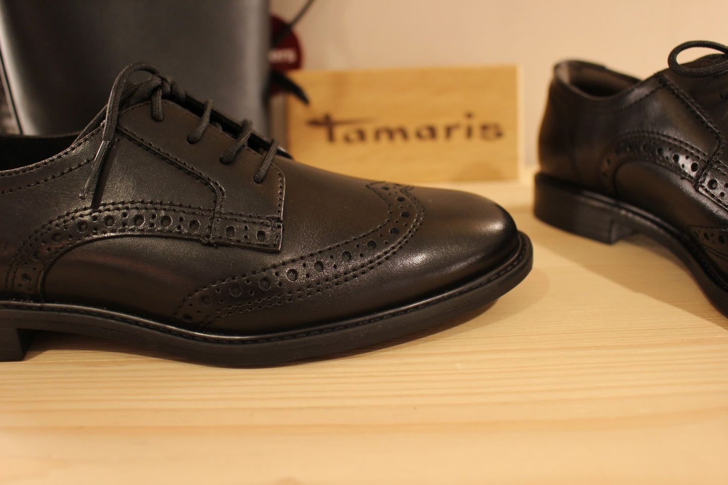 Derby Tamaris en cuir de couleur noir avec des perforations décoratives. Serrage lacets coton ton sur ton.