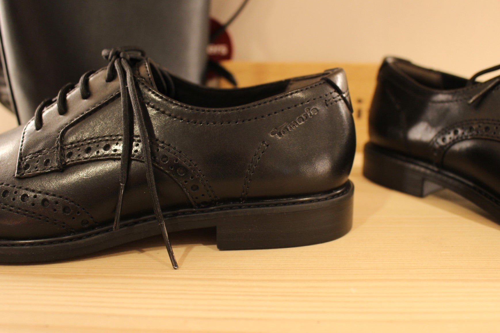 Derby Tamaris en cuir de couleur noir avec des perforations décoratives. Serrage lacets coton ton sur ton.