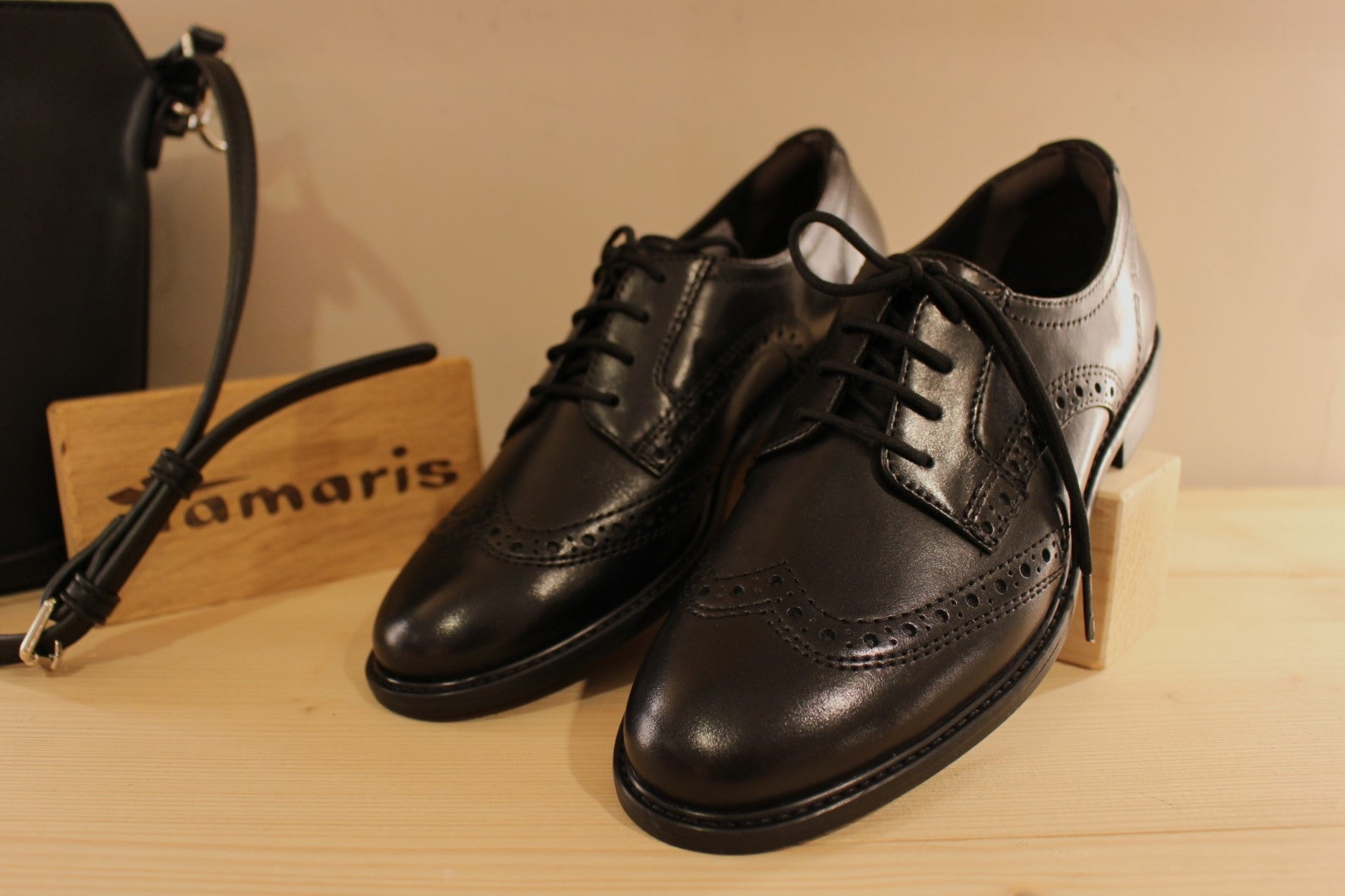 Derby Tamaris en cuir de couleur noir avec des perforations décoratives. Serrage lacets coton ton sur ton.