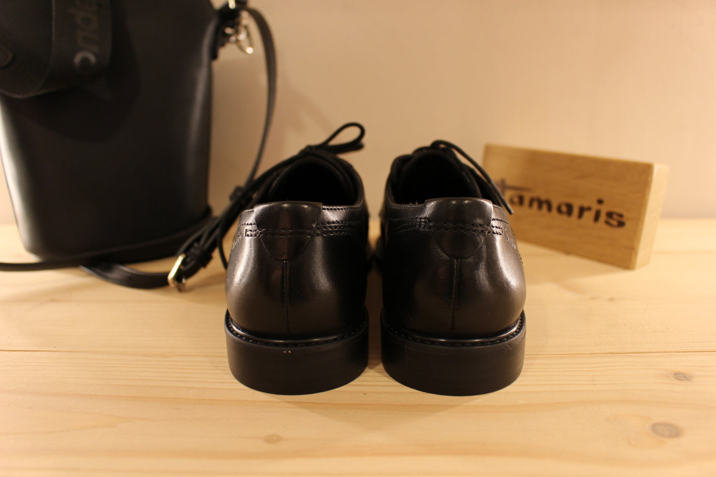 Derby Tamaris en cuir de couleur noir avec des perforations décoratives. Serrage lacets coton ton sur ton.
