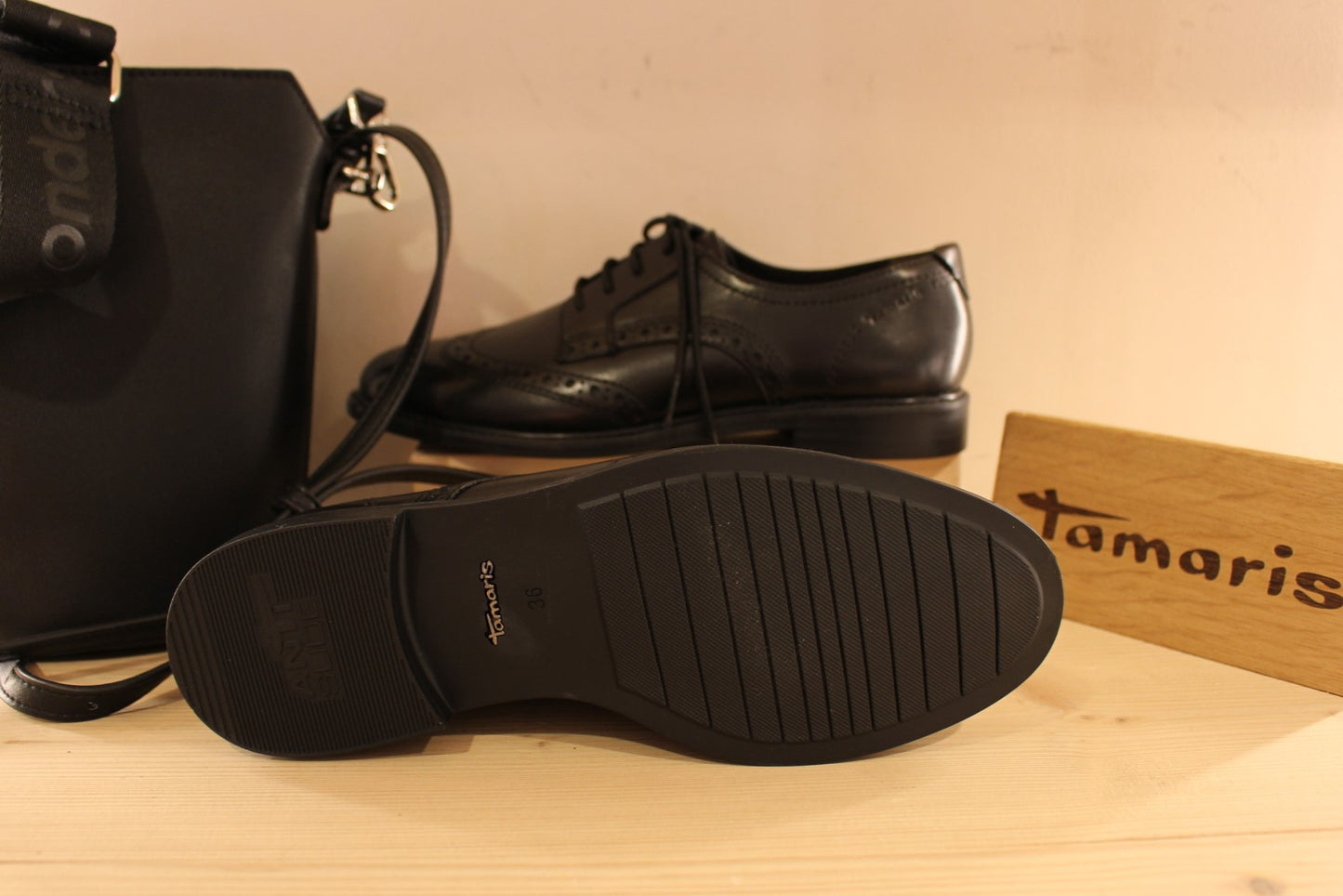 Derby Tamaris en cuir de couleur noir avec des perforations décoratives. Serrage lacets coton ton sur ton.