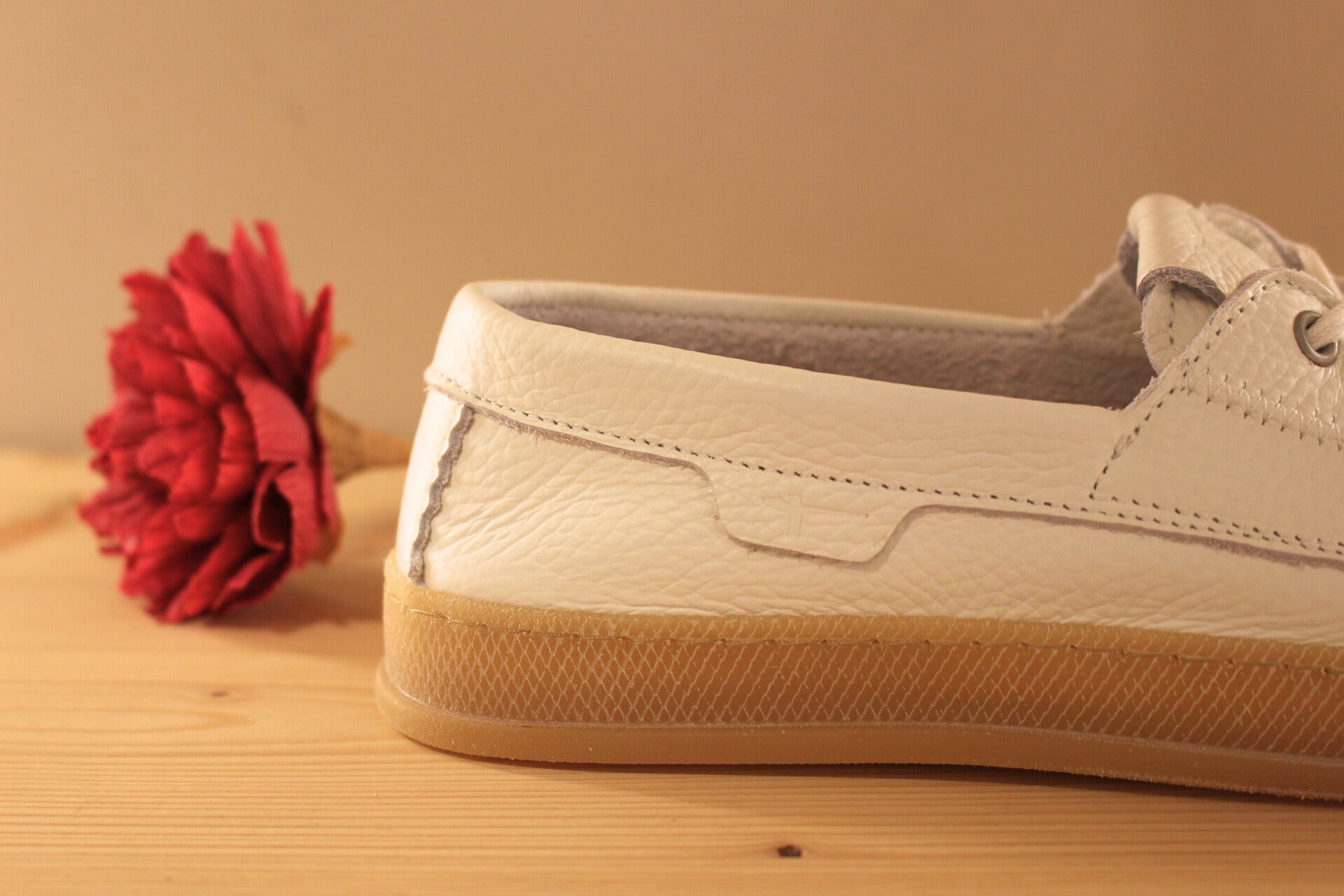 Chaussures coupe bateau pour femme en cuir blanc TAMARIS