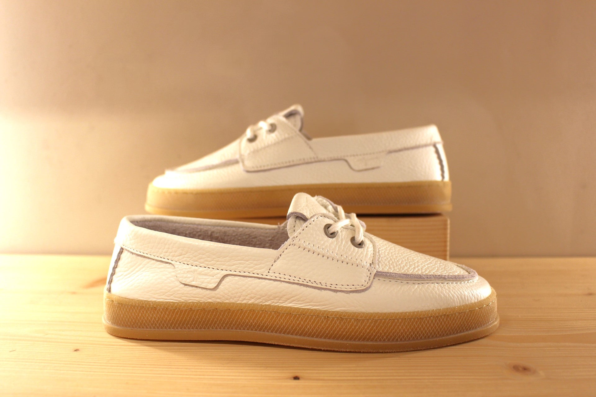 Chaussures coupe bateau pour femme en cuir blanc TAMARIS