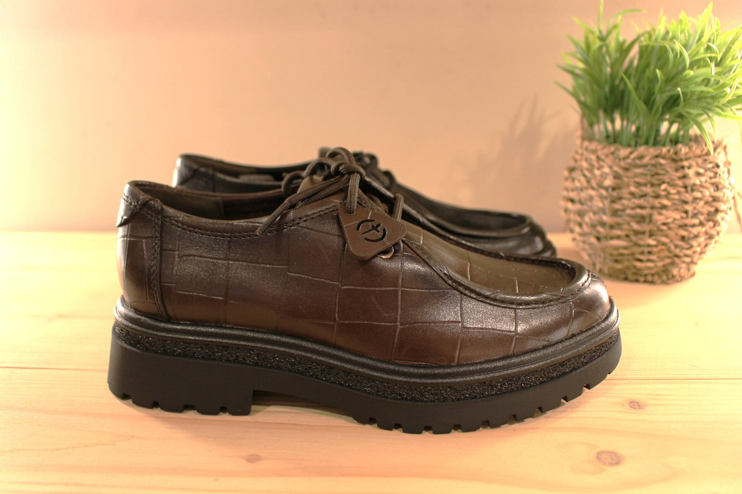 Derby Tamaris en cuir de couleur noir avec la claque poilu. Ou en cuir imprimé croco de couleur chocolat