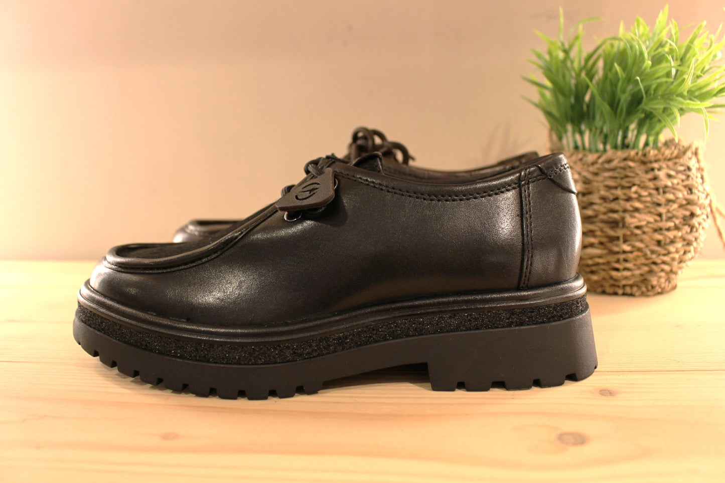 Derby Tamaris en cuir de couleur noir avec la claque poilu. Ou en cuir imprimé croco de couleur chocolat