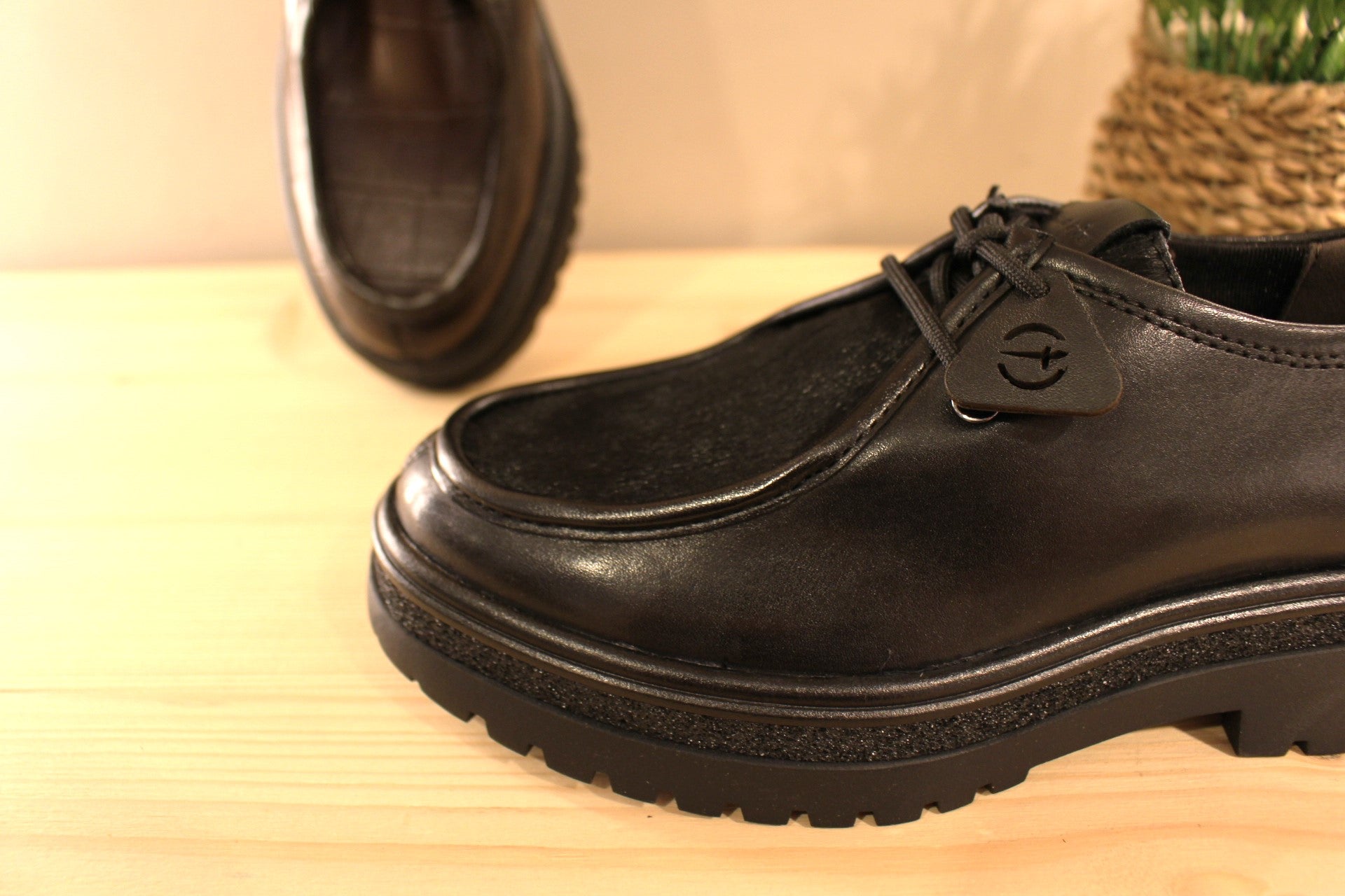 Derby Tamaris en cuir de couleur noir avec la claque poilu. Ou en cuir imprimé croco de couleur chocolat