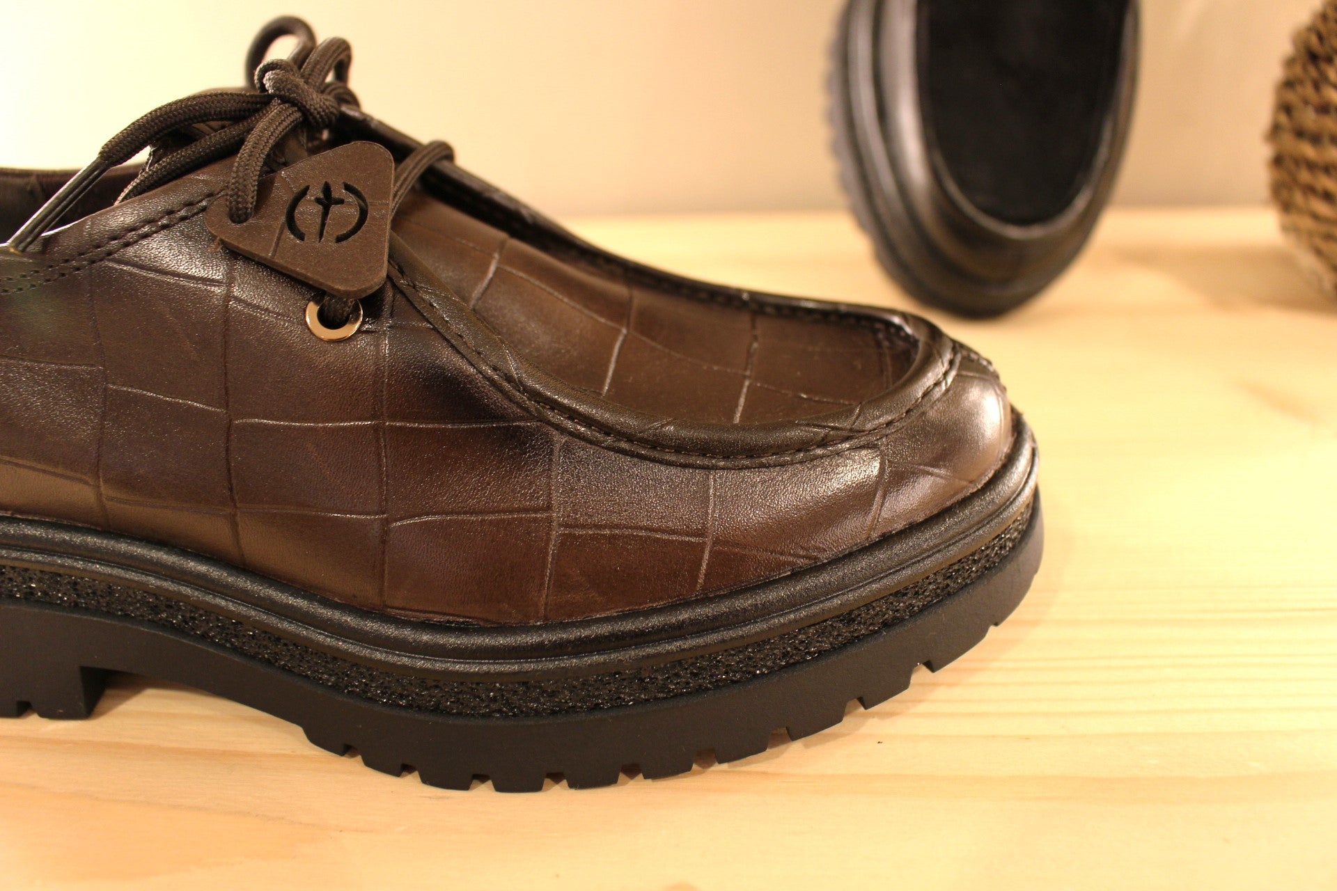 Derby Tamaris en cuir de couleur noir avec la claque poilu. Ou en cuir imprimé croco de couleur chocolat