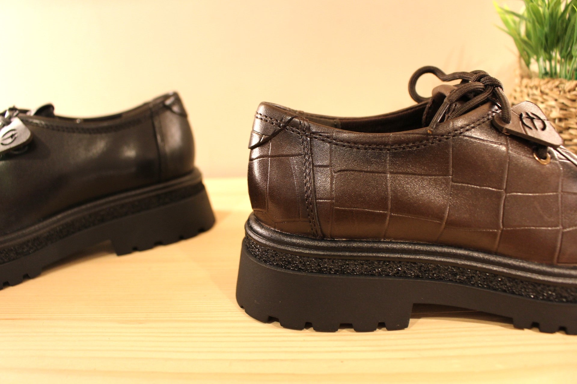 Derby Tamaris en cuir de couleur noir avec la claque poilu. Ou en cuir imprimé croco de couleur chocolat