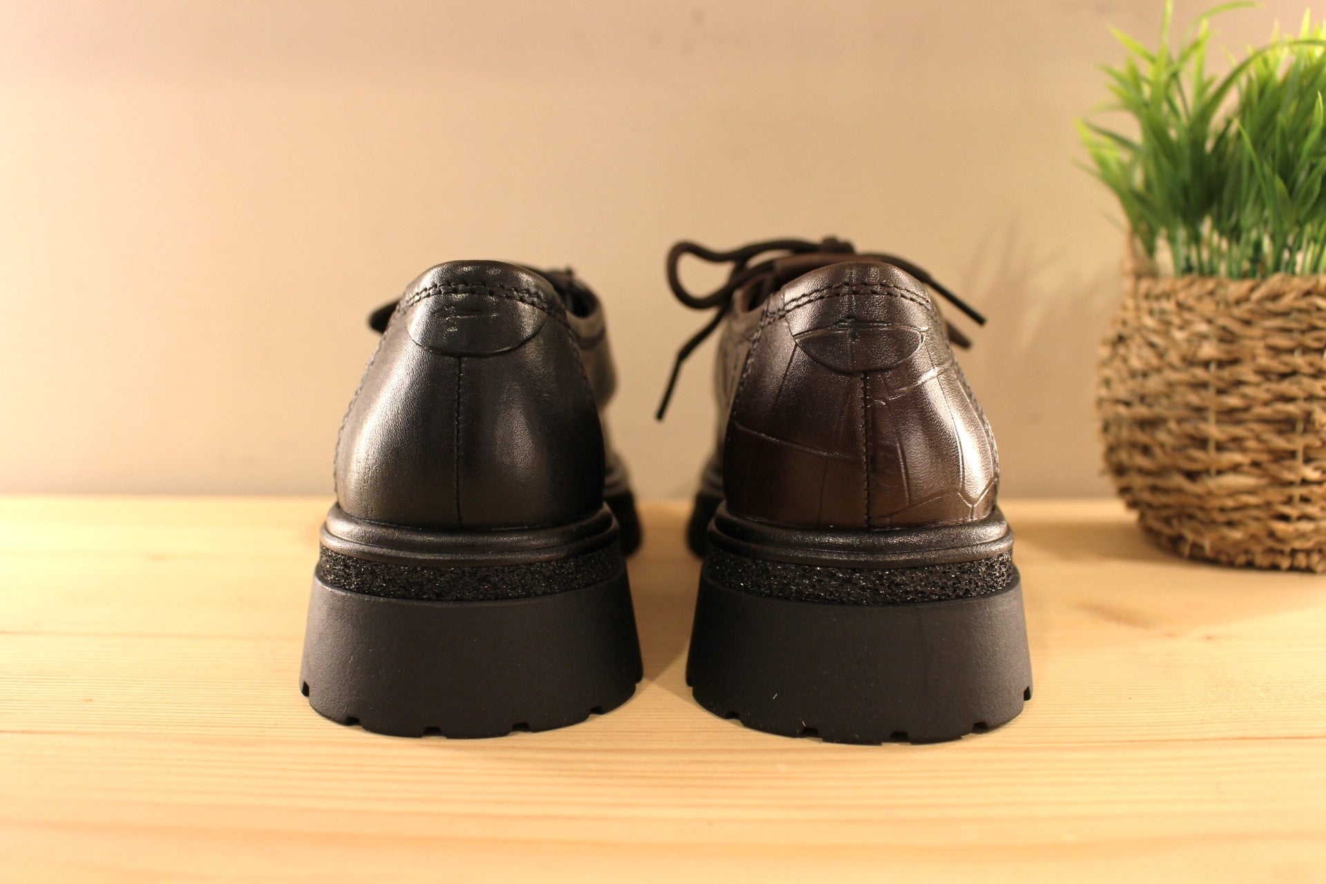 Derby Tamaris en cuir de couleur noir avec la claque poilu. Ou en cuir imprimé croco de couleur chocolat