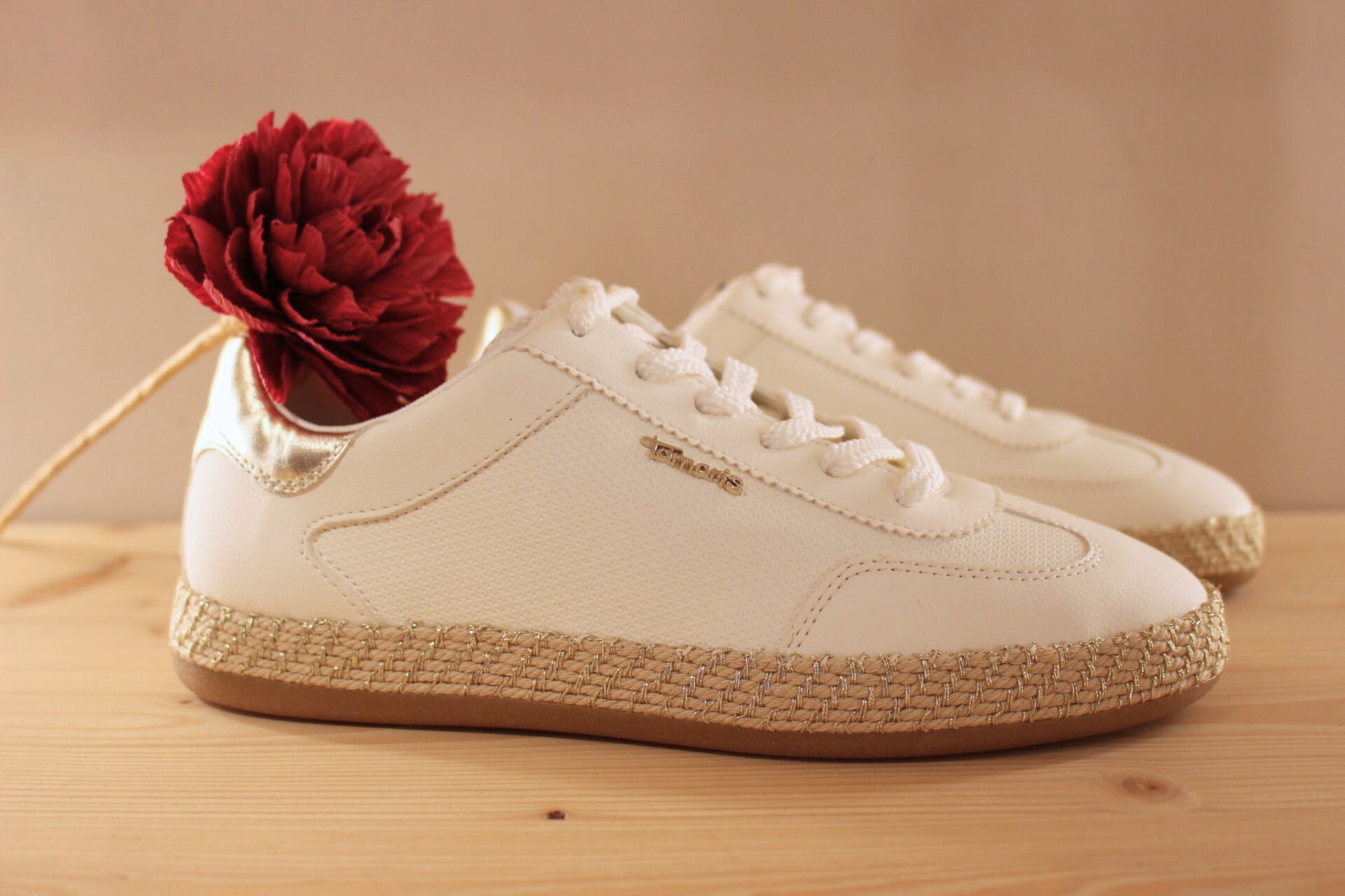Basket de couleur blanche, métal platine sur l'arrière TAMARIS