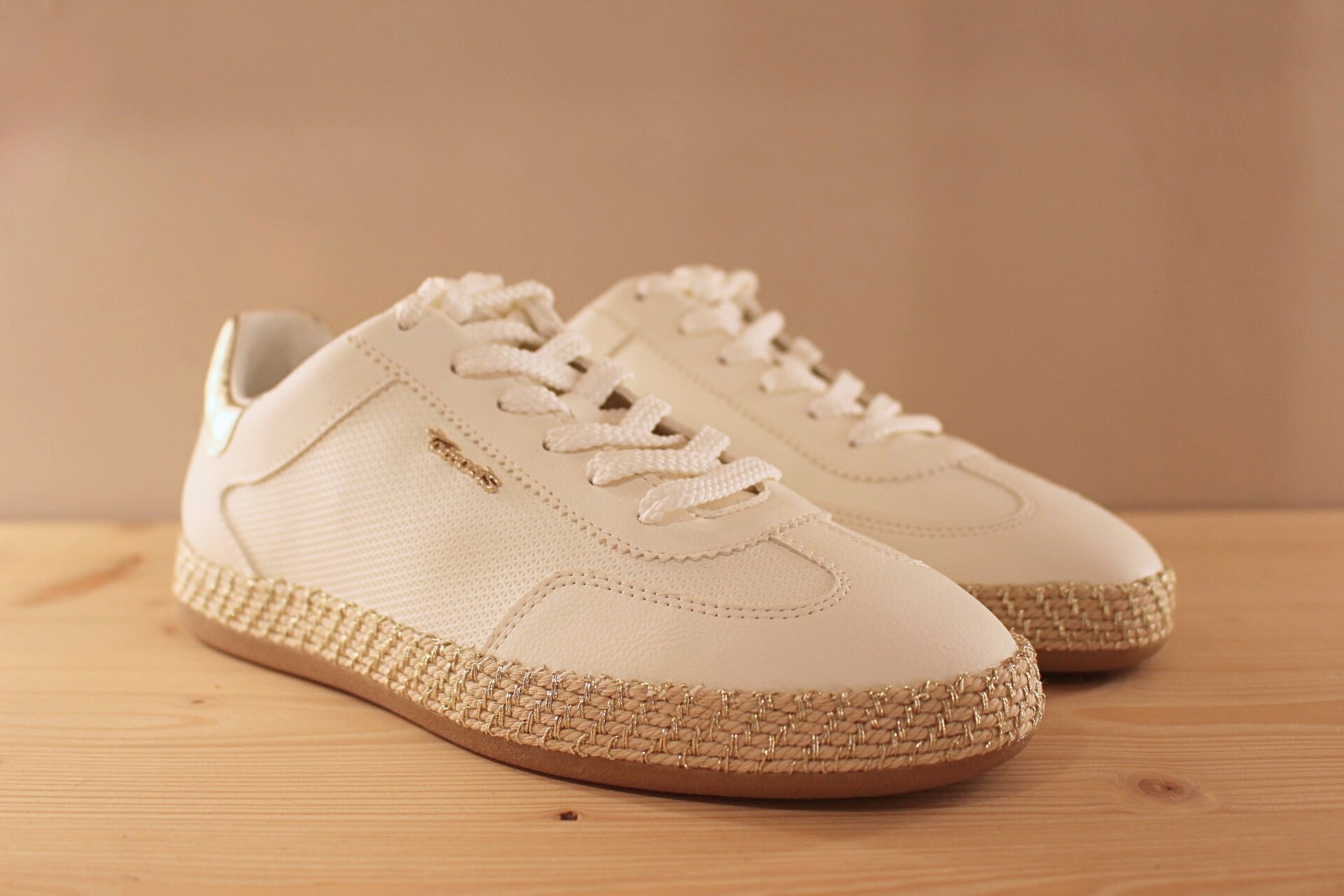 Basket de couleur blanche, métal platine sur l'arrière TAMARIS