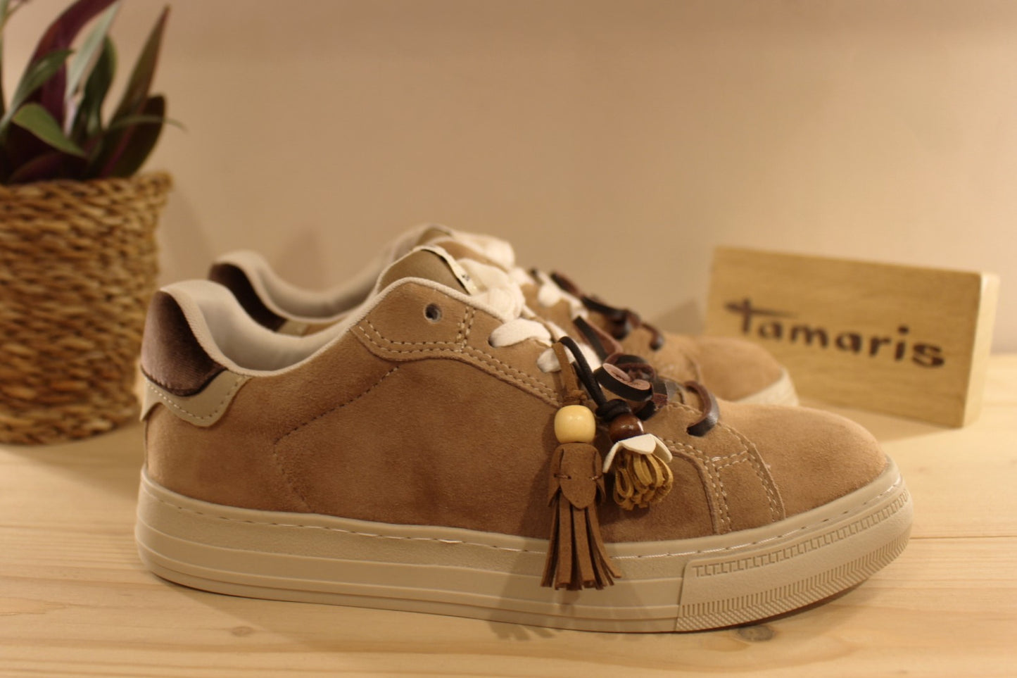 Basket Tamaris en cuir velours de couleur beige. Lacet coton blanc et double lacet en cuir marron. Pampilles thème indien sur le lacets