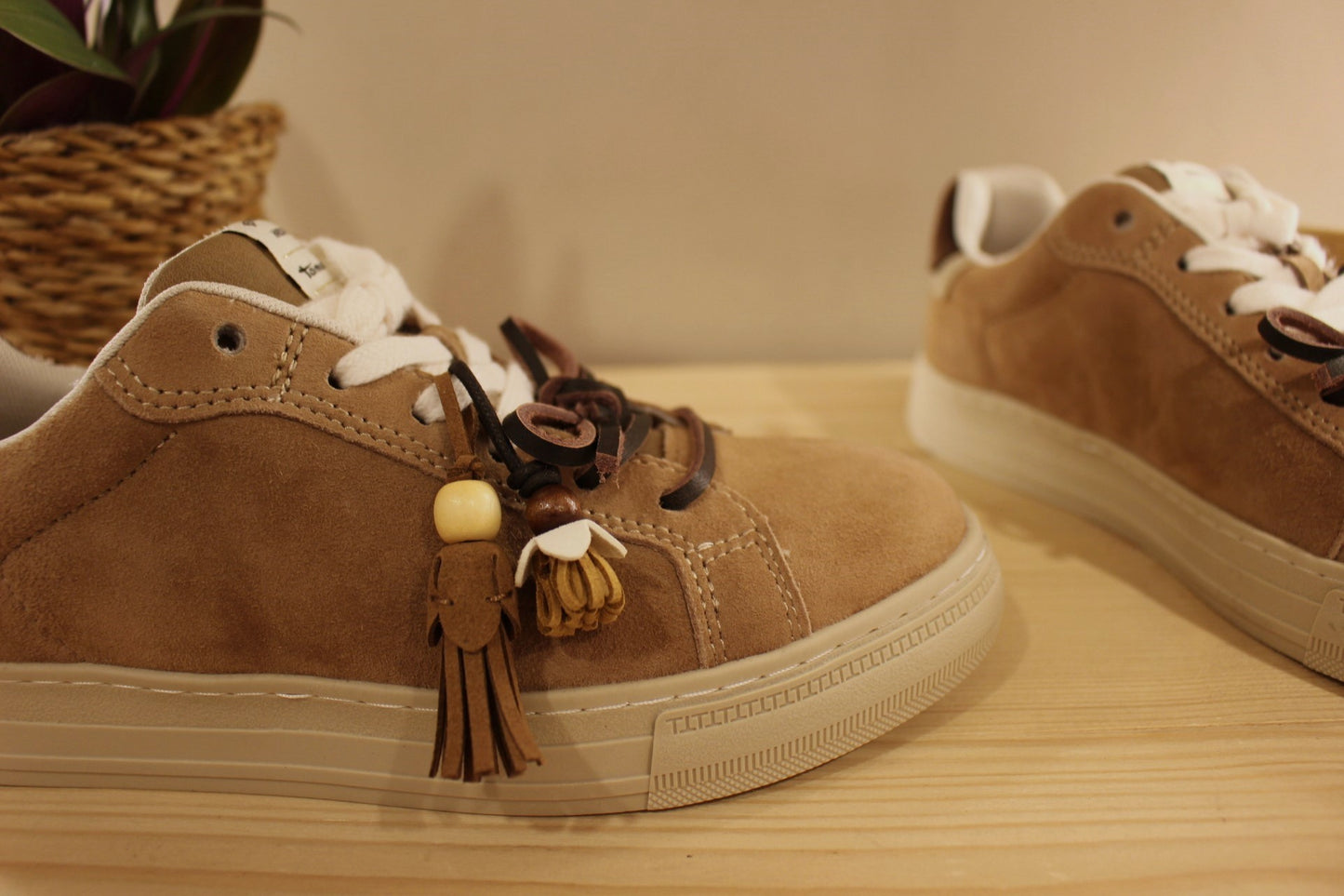 Basket Tamaris en cuir velours de couleur beige. Lacet coton blanc et double lacet en cuir marron. Pampilles thème indien sur le lacets