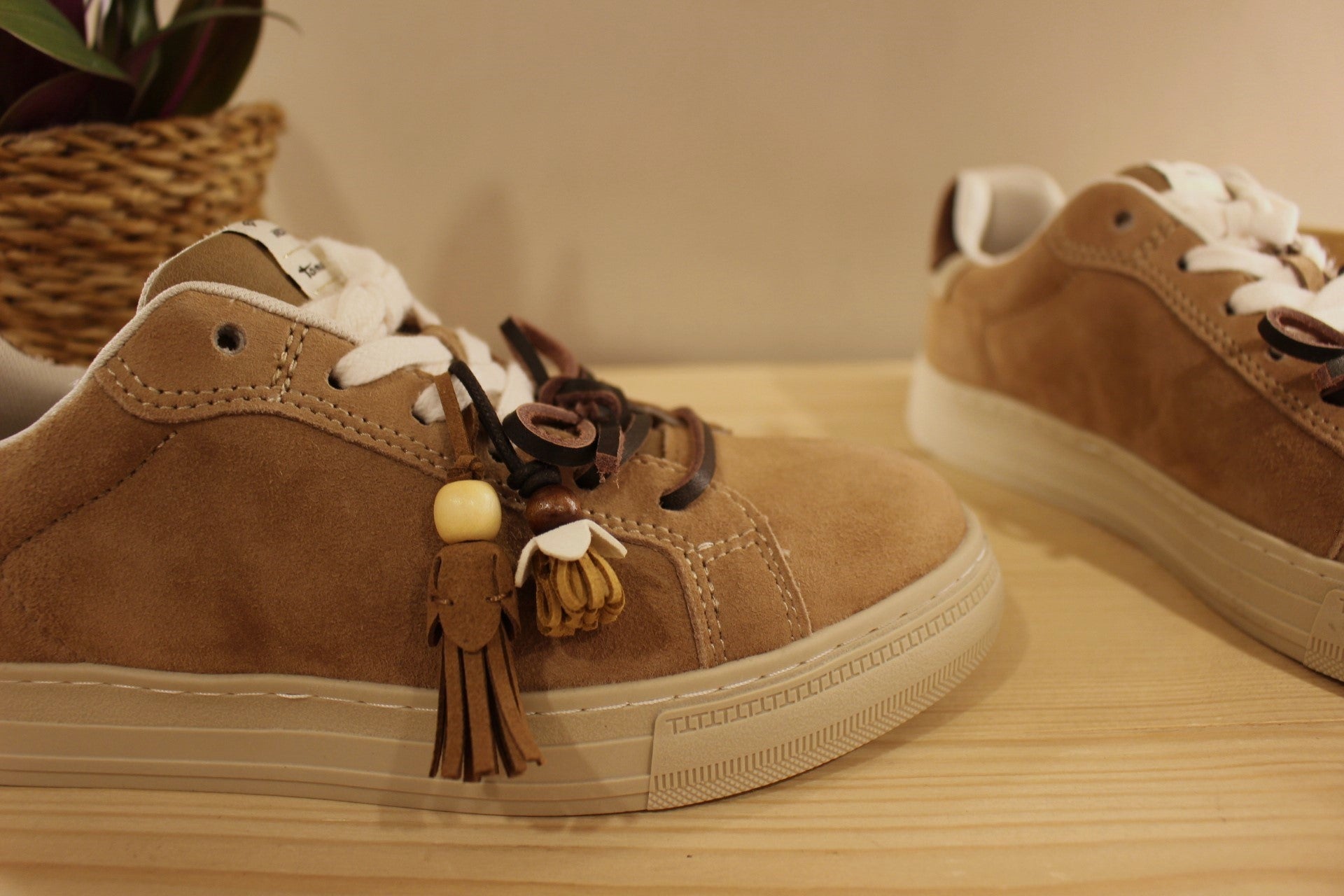Basket Tamaris en cuir velours de couleur beige. Lacet coton blanc et double lacet en cuir marron. Pampilles thème indien sur le lacets