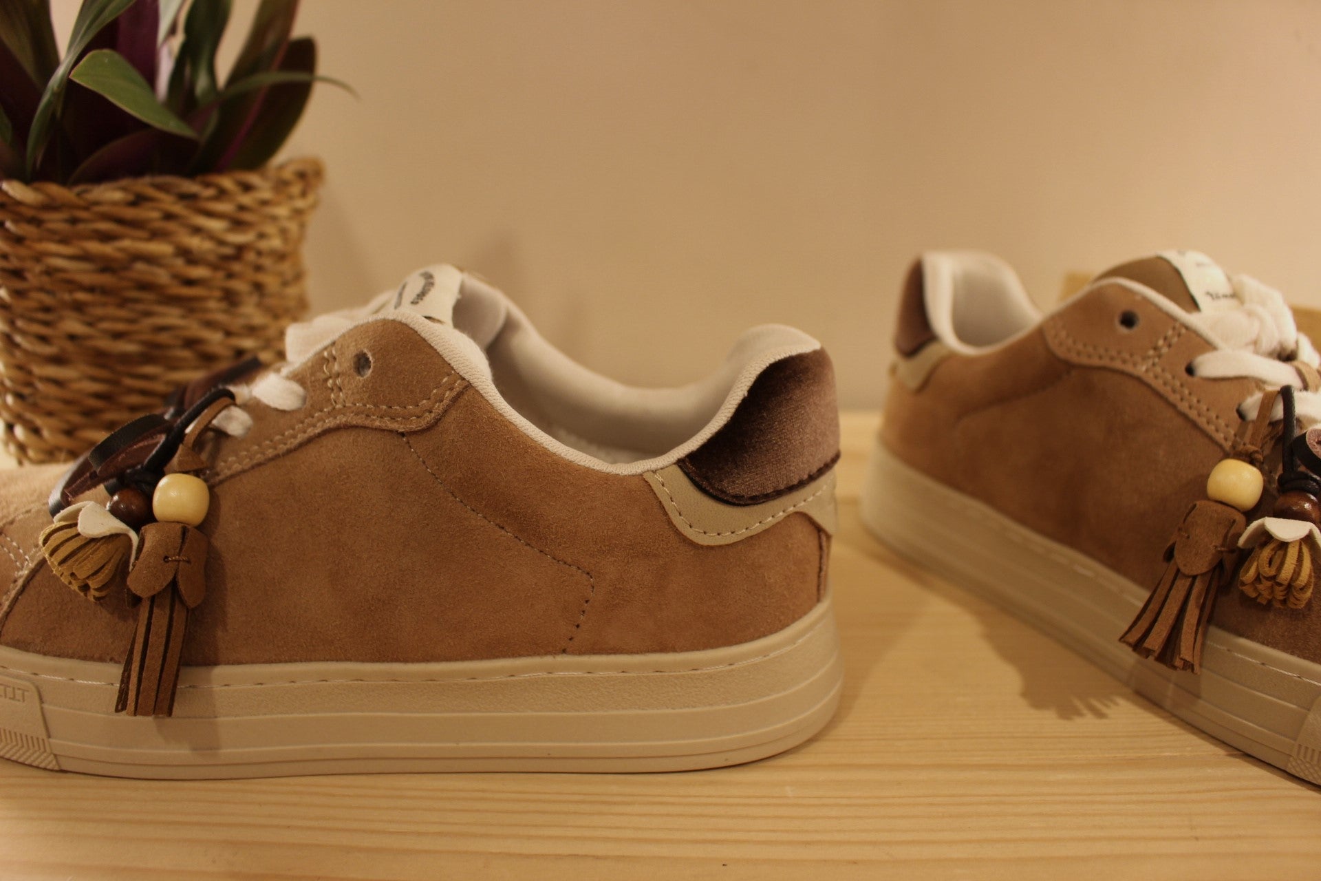Basket Tamaris en cuir velours de couleur beige. Lacet coton blanc et double lacet en cuir marron. Pampilles thème indien sur le lacets