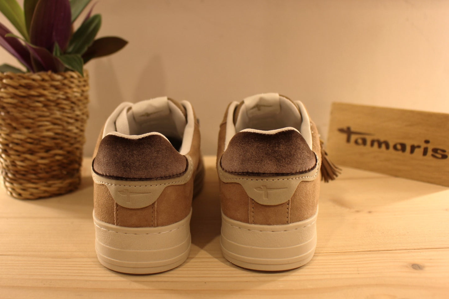 Basket Tamaris en cuir velours de couleur beige. Lacet coton blanc et double lacet en cuir marron. Pampilles thème indien sur le lacets