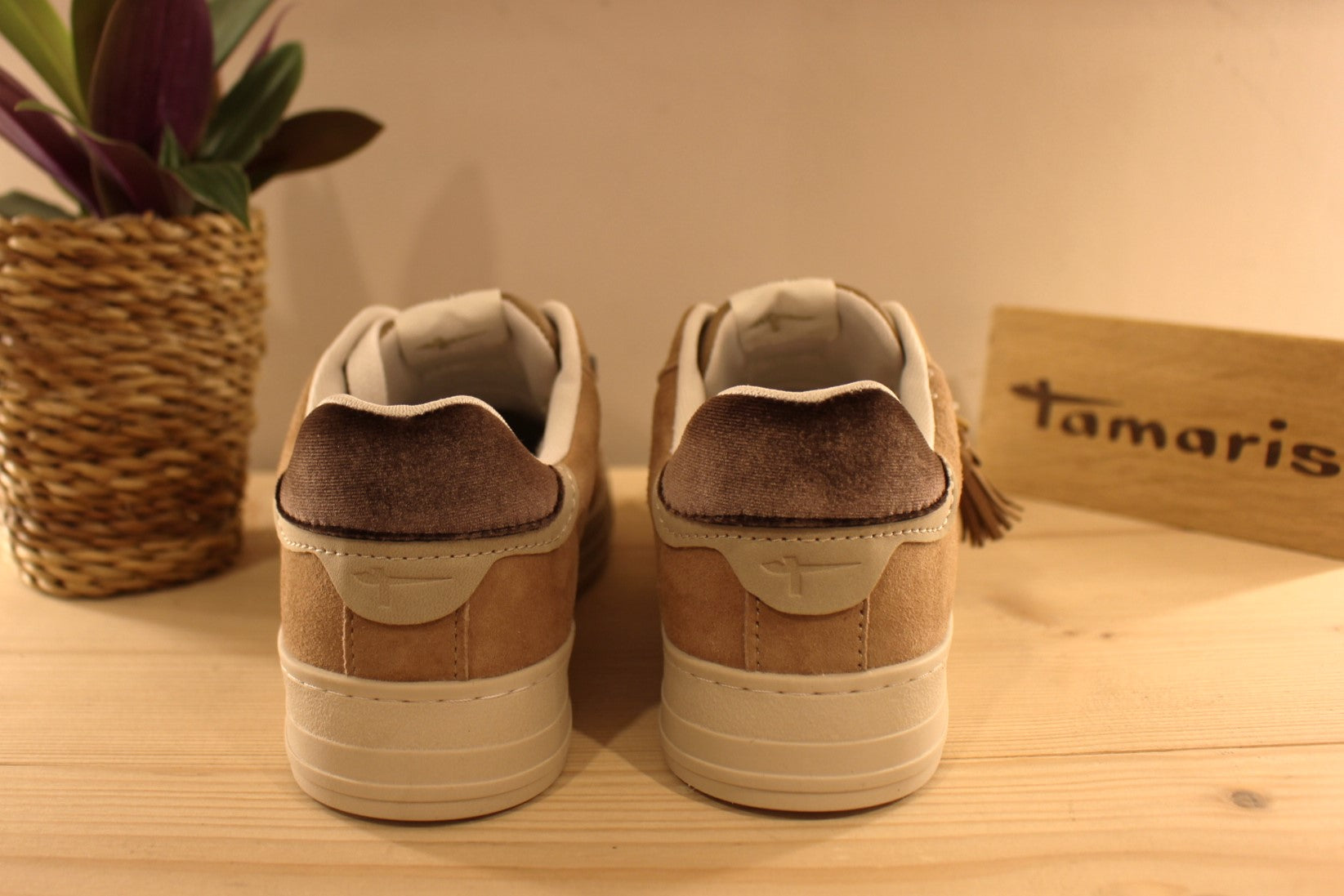 Basket Tamaris en cuir velours de couleur beige. Lacet coton blanc et double lacet en cuir marron. Pampilles thème indien sur le lacets