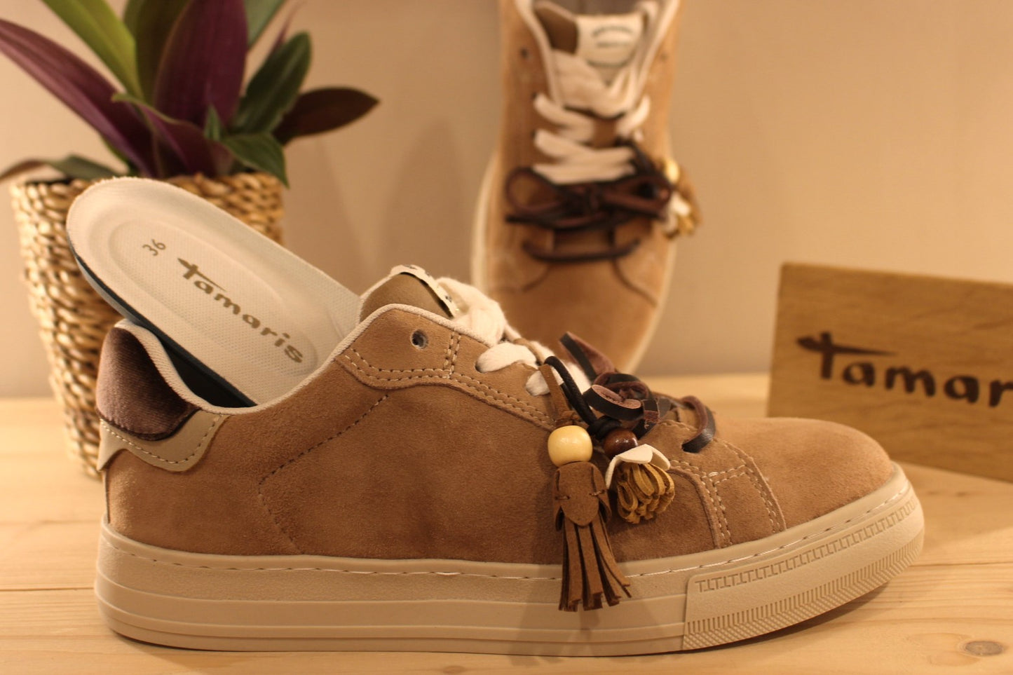 Basket Tamaris en cuir velours de couleur beige. Lacet coton blanc et double lacet en cuir marron. Pampilles thème indien sur le lacets