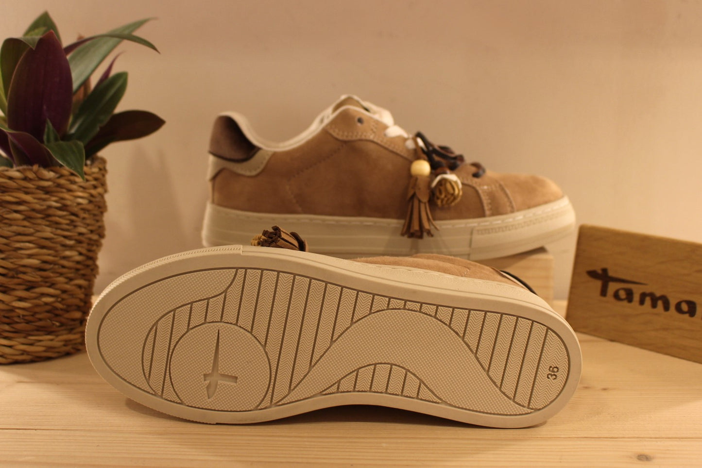 Basket Tamaris en cuir velours de couleur beige. Lacet coton blanc et double lacet en cuir marron. Pampilles thème indien sur le lacets