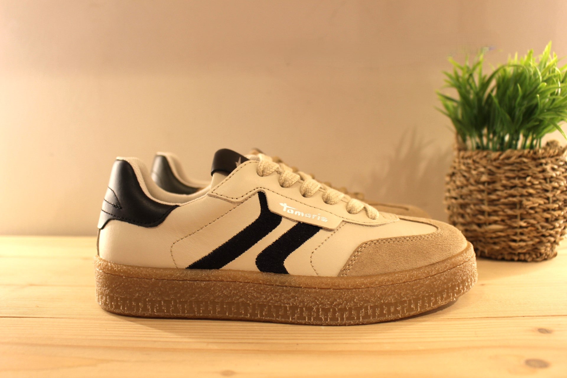 Basket Tamaris en cuir imprimé et velours de couleur antilope et verte. Ou en cuir lisse et velours de couleur beige et noir