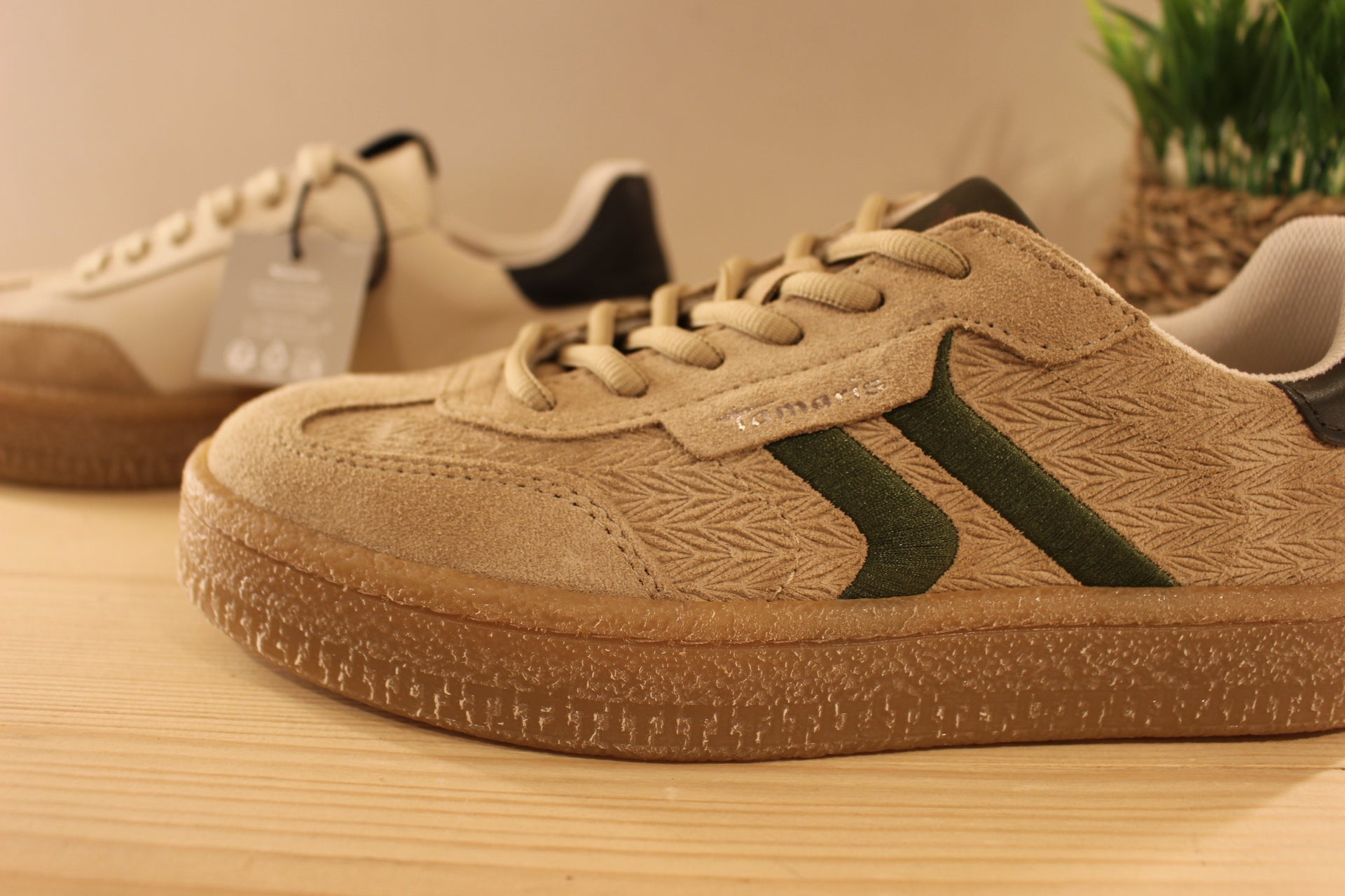 Basket Tamaris en cuir imprimé et velours de couleur antilope et verte. Ou en cuir lisse et velours de couleur beige et noir