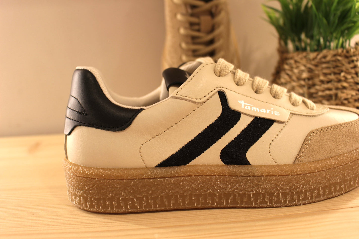 Basket Tamaris en cuir imprimé et velours de couleur antilope et verte. Ou en cuir lisse et velours de couleur beige et noir