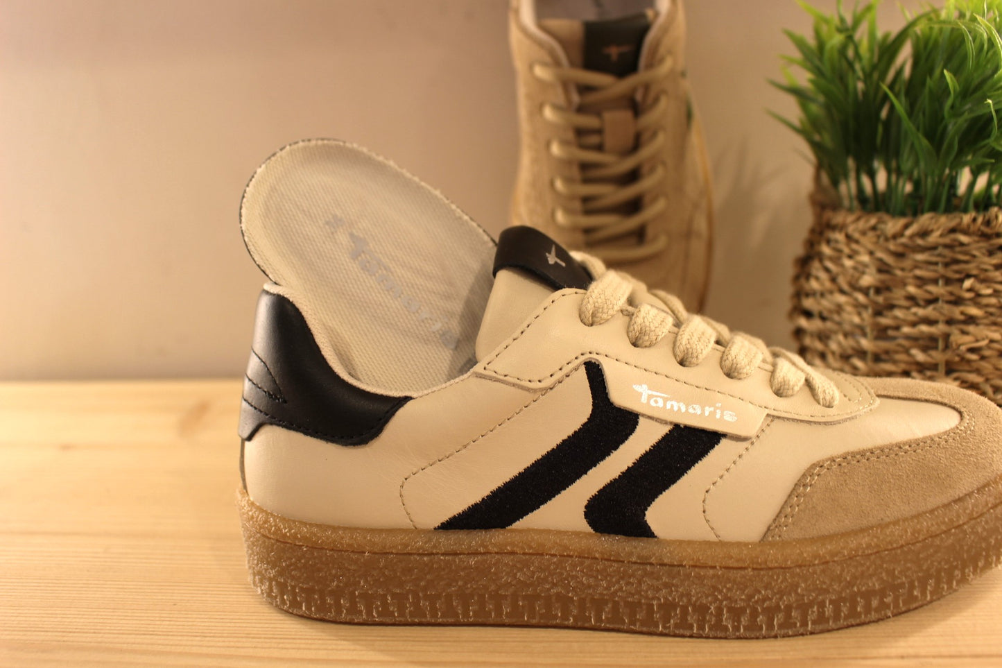 Basket Tamaris en cuir imprimé et velours de couleur antilope et verte. Ou en cuir lisse et velours de couleur beige et noir