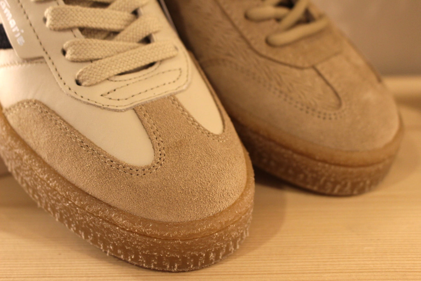 Basket Tamaris en cuir imprimé et velours de couleur antilope et verte. Ou en cuir lisse et velours de couleur beige et noir