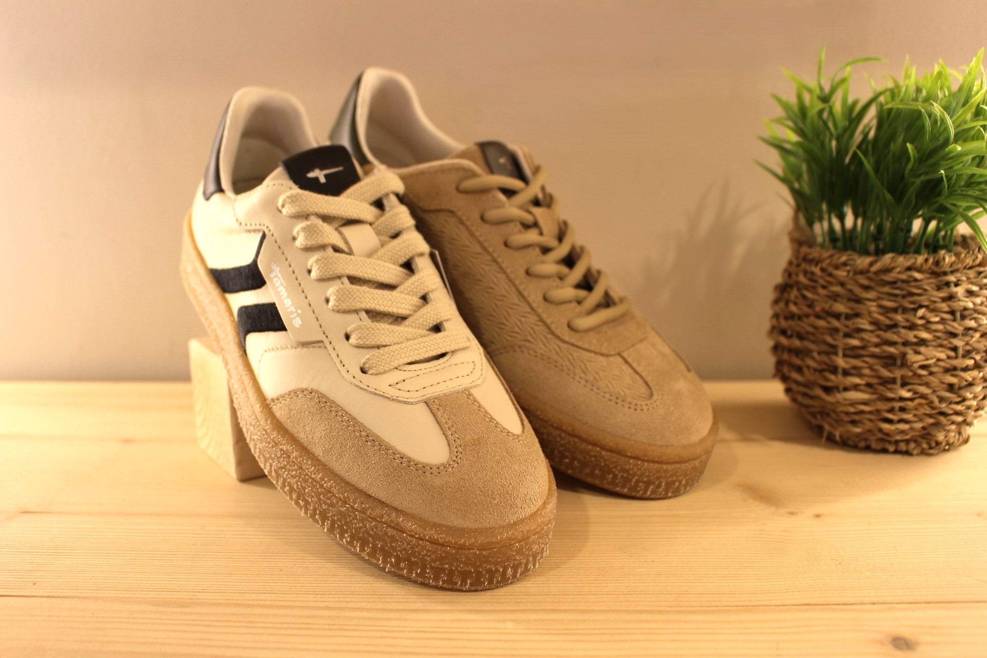 Basket Tamaris en cuir imprimé et velours de couleur antilope et verte. Ou en cuir lisse et velours de couleur beige et noir